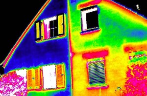 Bild zeigt ein Thermografiebild der Hausfassade