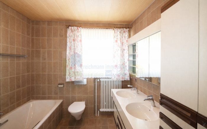 Badezimmer mit Fenster