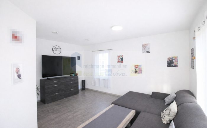 Modernes Wohnzimmer mit Zugang zur Terrasse