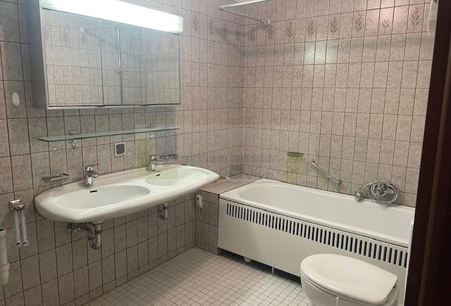 Bad mit Wanne, WC u. Waschmaschinenanschluss