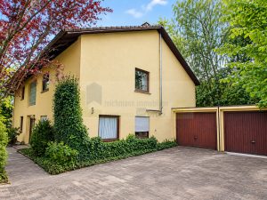 Hausansicht / Garagen