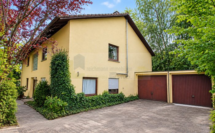 Hausansicht / Garagen