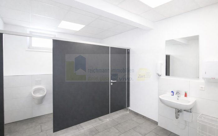 versch. moderne Toilettenanlage