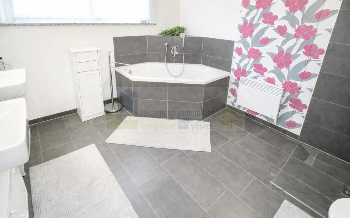 Tageslicht Badezimmer mit ebenerdiger Dusche, Badewanne und WC