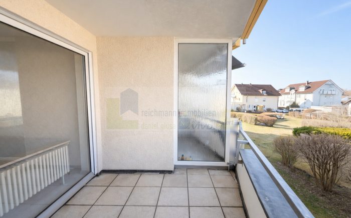 Balkon mit sonnigem Ausblick