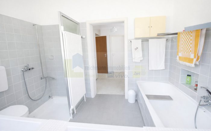 Badezimmer mit Tageslichtfenster