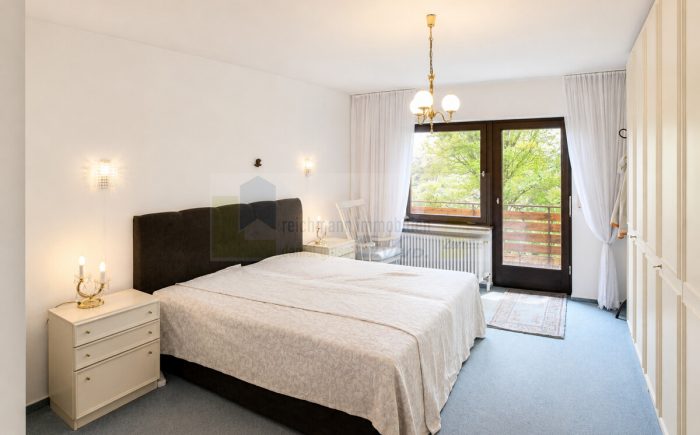 Großzügiges Schlafzimmer mit Zugang zum Balkon