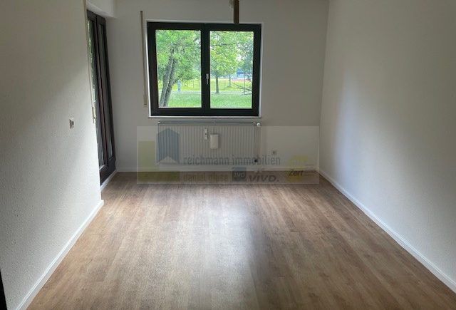 Zimmer mit Zugang zum Balkon