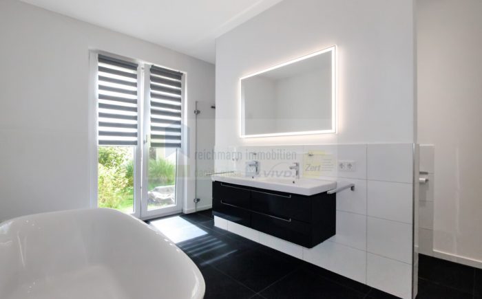 Tageslichtbad / Dusche / Badewanne / WC