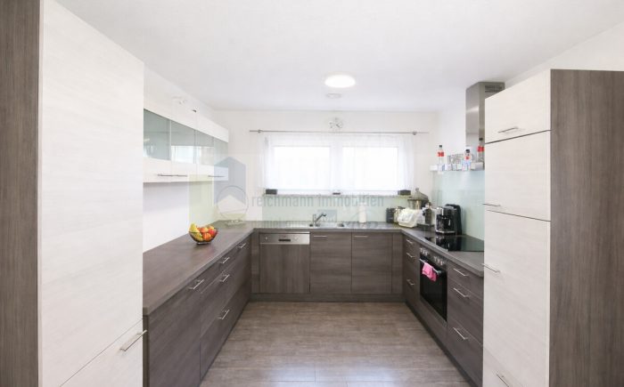 Helle, moderne U-Küche mit Stil