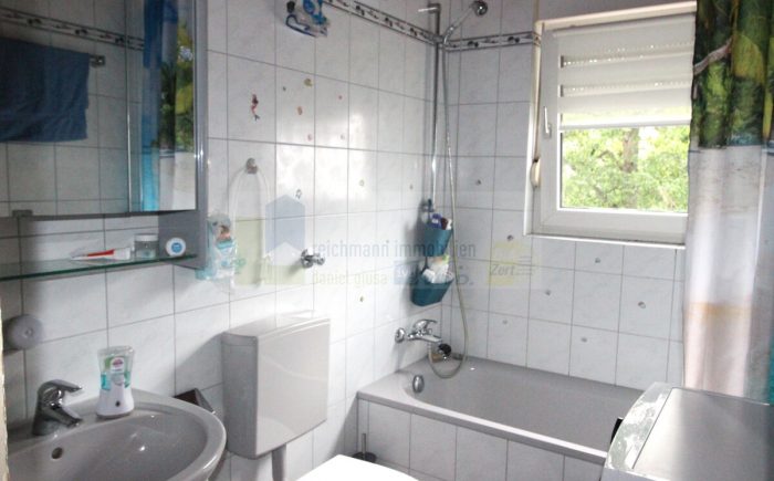 Badezimmer mit Waschmaschinenanschluss